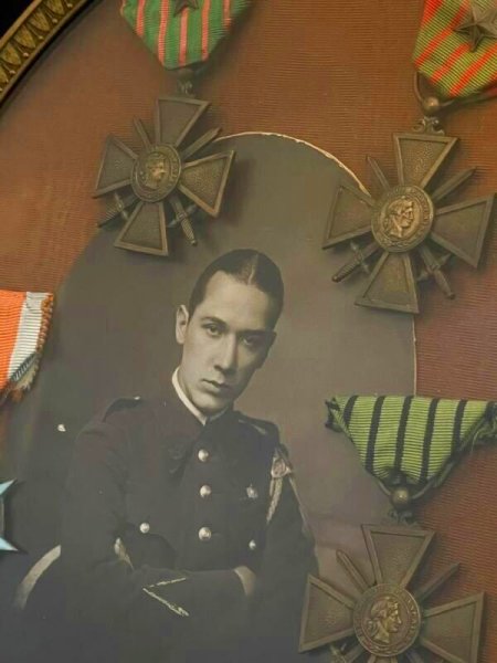 画像1: 軍人の肖像写真と勲章 (1)