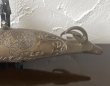 画像4: 18〜19世紀 ペルシャ様式 火薬入れ 両端動物頭／ライオンと鹿の狩猟図装飾 (4)