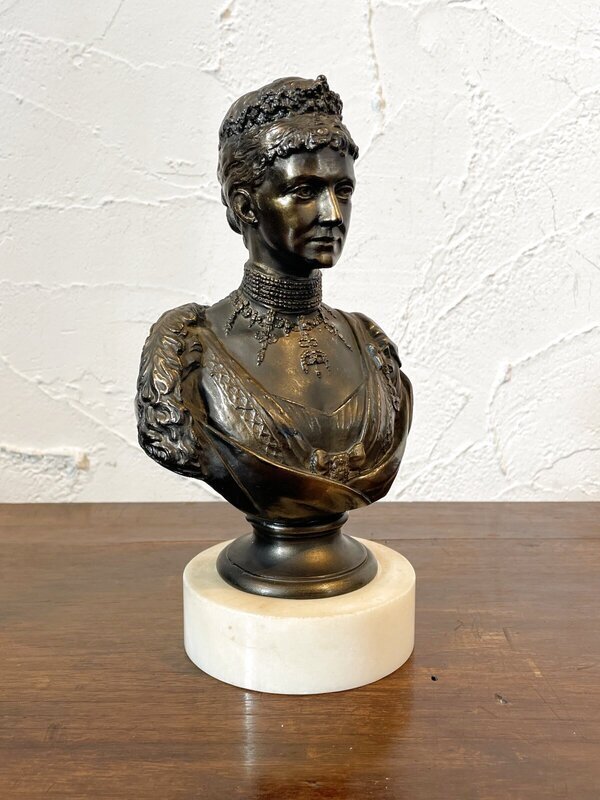 画像1: アレクサンドラ王妃 胸像 英国エドワード7世王妃 アンティーク   (1)