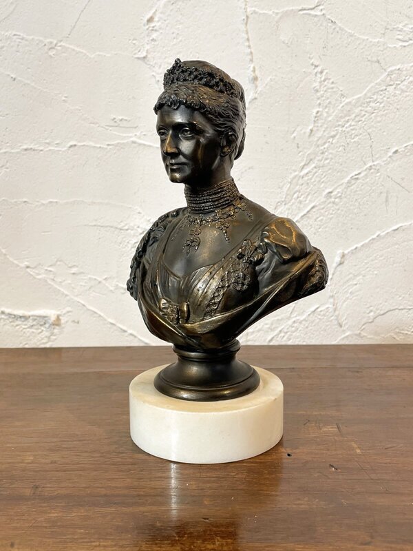 画像2: アレクサンドラ王妃 胸像 英国エドワード7世王妃 アンティーク   (2)
